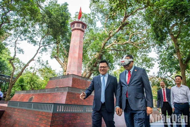 Các đại biểu trải nghiệm Triển lãm tương tác Cột cờ Hà Nội. (Ảnh: THÀNH ĐẠT).