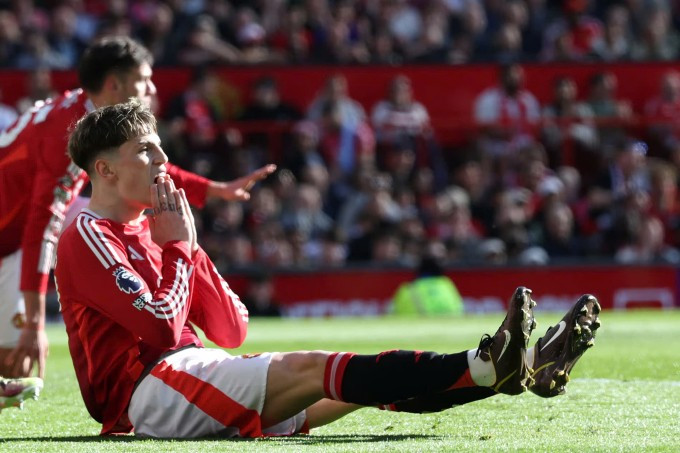 Garnacho tiếc nuối sau khi bỏ lỡ cơ hội trong trận Man Utd gặp Man City trên sân Old Trafford, thành phố Manchester, Vương quốc Anh, ngày 6/4/2025. Ảnh: AFP Garnacho tiếc nuối sau khi bỏ lỡ cơ hội trong trận Man Utd gặp Man City trên sân Old Trafford, thành phố Manchester, Vương quốc Anh, ngày 6/4/2025. Ảnh: AFP