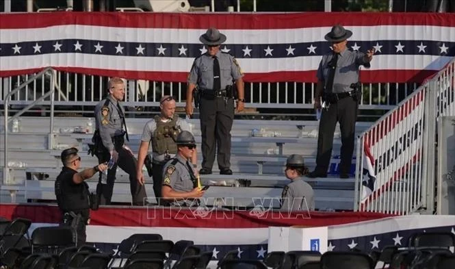 Lực lượng thực thi pháp luật Mỹ phong tỏa hiện trường vụ nổ súng nhằm vào cựu Tổng thống Donald Trump ở thành phố Butler, bang Pennsylvania, ngày 13/7. Ảnh: AP/TTXVN