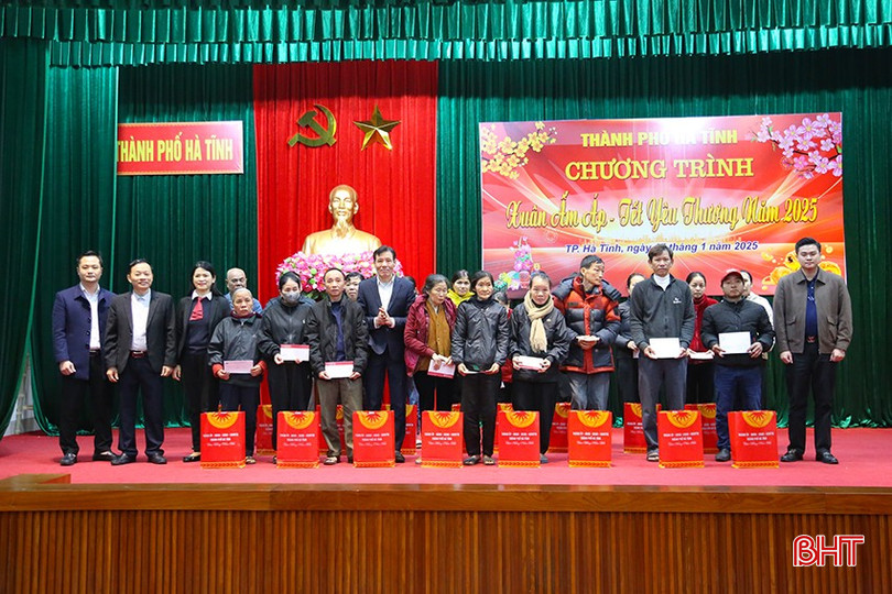 Các đơn vị tài trợ tặng quà cho hộ nghèo, hộ có hoàn cảnh khó khăn tại chương trình. bqbht_br_img-8802.jpg