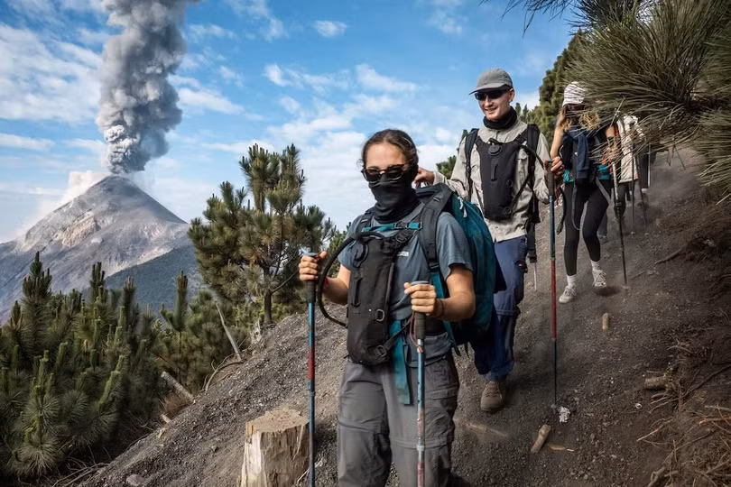 Volcán de Fuego (Guatemala) là một trong những ngọn núi lửa hoạt động mạnh nhất thế giới hiện nay. Với độ cao 3.763 m, ngọn núi "nóng bỏng" này là điểm đến không thể bỏ qua với những người yêu thích đi bộ đường dài, khám vùng đất mạo hiểm. Ảnh: Peter Fisher.