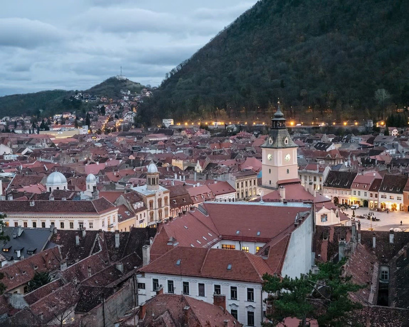 Đi bộ đường dài, chiêm ngưỡng Brasov - một trong những thành phố đẹp nhất và nổi tiếng nhất tại Romania, nằm ở trung tâm vùng Transylvania huyền bí. Ảnh: Matthieu Paley.