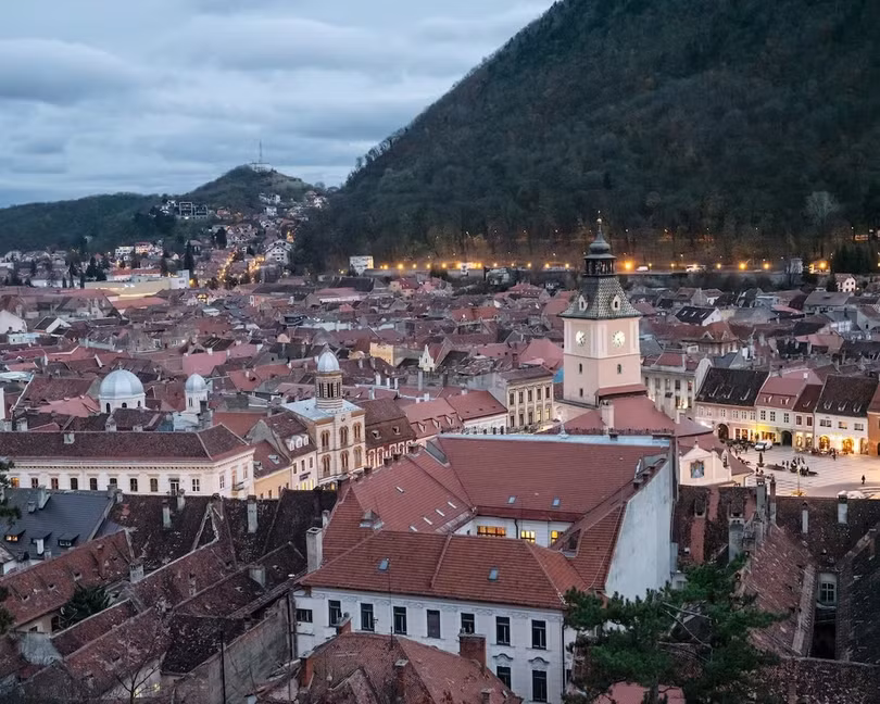 Đi bộ đường dài, chiêm ngưỡng Brasov - một trong những thành phố đẹp nhất và nổi tiếng nhất tại Romania, nằm ở trung tâm vùng Transylvania huyền bí. Ảnh: Matthieu Paley.