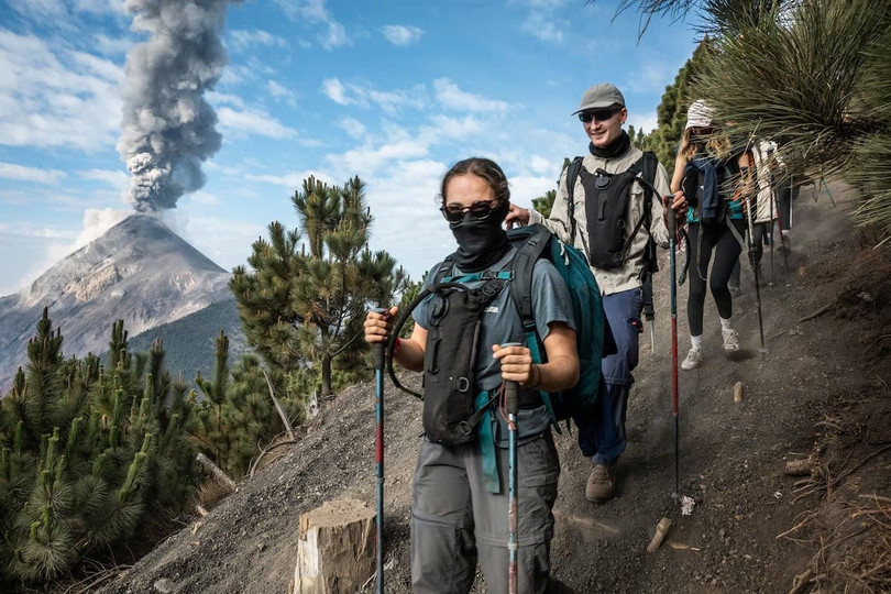 Volcán de Fuego (Guatemala) là một trong những ngọn núi lửa hoạt động mạnh nhất thế giới hiện nay. Với độ cao 3.763 m, ngọn núi &quot;nóng bỏng&quot; này là điểm đến không thể bỏ qua với những người yêu thích đi bộ đường dài, khám vùng đất mạo hiểm. Ảnh: Peter Fisher.