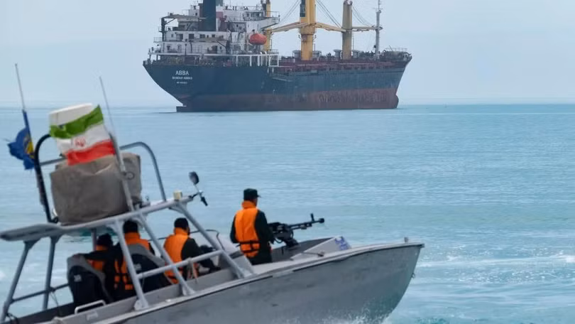 Xuồng cao tốc Iran tại vịnh Ba Tư (Ảnh: Tasnim).