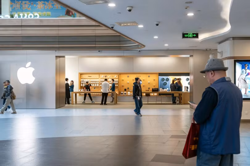 Một cửa hàng của Apple. Ảnh: Bloomberg.