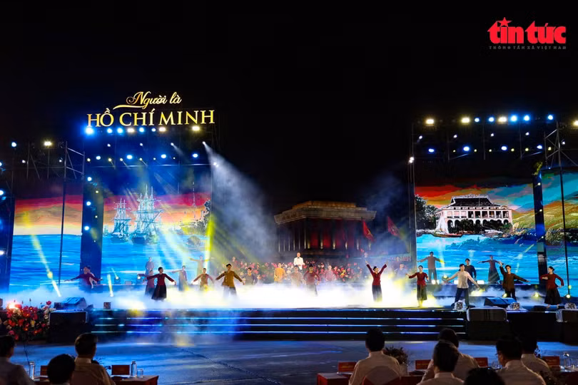 Từ những câu hò ru con bên dòng Lam quê mẹ, đến hình ảnh người thanh niên rời bến Nhà Rồng đi tìm đường cứu nước, rồi trở thành người chiến sĩ cộng sản quốc tế, nhà sáng lập Đảng, lãnh tụ của cách mạng Việt Nam, biểu tượng của khát vọng hòa bình, độc lập, tự do.