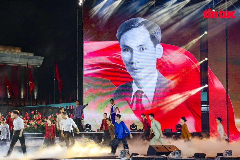 Recreating the portrait of the cloth hero Nguyen Tat Thanh (President Ho Chi Minh in his youth) during his journey across the world, searching for a way to save the country. Tái hiện chân dung Người anh hùng áo vải Nguyễn Tất Thành (Chủ tịch Hồ Chí Minh thời trẻ) trong quá trình bôn ba khắp bốn bể, tìm đường cứu nước.