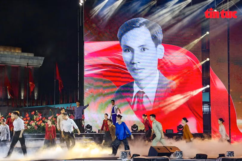 Tái hiện chân dung Người anh hùng áo vải Nguyễn Tất Thành (Chủ tịch Hồ Chí Minh thời trẻ) trong quá trình bôn ba khắp bốn bể, tìm đường cứu nước.