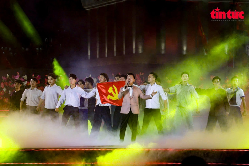 Many performances left a special impression, such as the scene “Father and Son for a Great Cause” (excerpt from the play “Debt to the Country”), the songs “Footprints in the Front”, “Singing in the Pac Bo Forest”, or the medley “Uncle Ho’s Advice Before Leaving”… moved the audience to tears. Nhiều tiết mục tạo dấu ấn đặc biệt như hoạt cảnh “Cha - con vì nghĩa lớn” (trích từ vở Nợ nước non), ca khúc “Dấu chân phía trước”, “Tiếng hát giữa rừng Pác Bó”, hay liên khúc “Lời Bác dặn trước lúc đi xa”… khiến khán giả xúc động nghẹn ngào.
