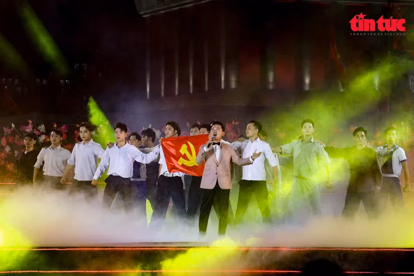 Nhiều tiết mục tạo dấu ấn đặc biệt như hoạt cảnh “Cha - con vì nghĩa lớn” (trích từ vở Nợ nước non), ca khúc “Dấu chân phía trước”, “Tiếng hát giữa rừng Pác Bó”, hay liên khúc “Lời Bác dặn trước lúc đi xa”… khiến khán giả xúc động nghẹn ngào.