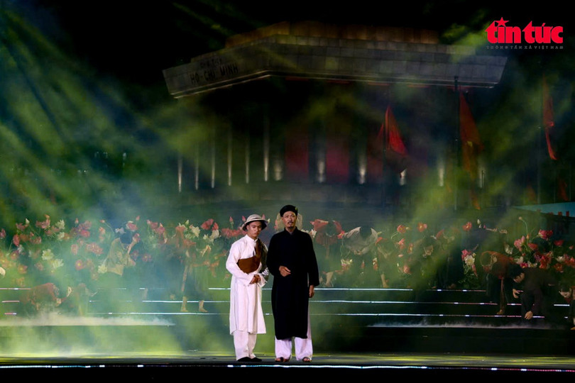 The program was elaborately staged, uniquely combining historical documents, animations and modern musical performances, strongly inspiring millions of Vietnamese people. Chương trình được dàn dựng công phu, kết hợp độc đáo giữa tư liệu lịch sử, hoạt cảnh và các tiết mục âm nhạc trình diễn hiện đại, truyền cảm hứng mạnh mẽ đến hàng triệu người dân Việt Nam.