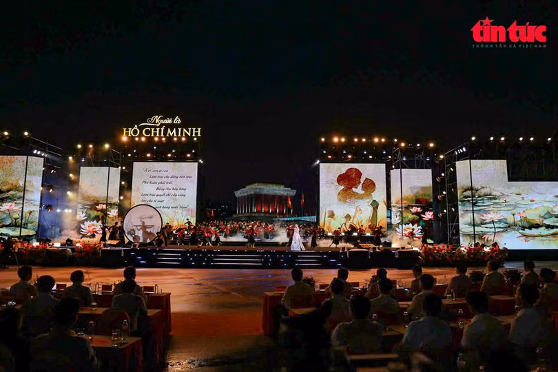 Với thời lượng 85 phút, chương trình được dàn dựng công phu với ba trường đoạn chính, khắc họa hình ảnh bác Hồ gần gũi, giản dị mà sâu sắc.