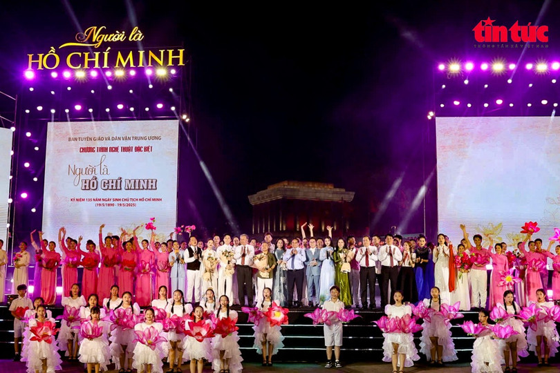 General Secretary To Lam congratulated the performing arts team. Tổng Bí thư Tô Lâm chúc mừng đội biểu diễn nghệ thuật.