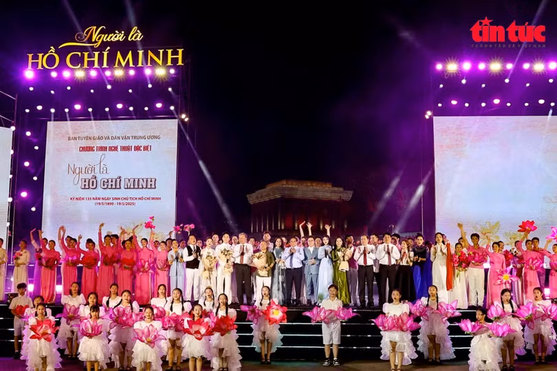 Tổng Bí thư Tô Lâm chúc mừng đội biểu diễn nghệ thuật.