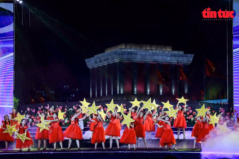 Chương trình nghệ thuật “Người là Hồ Chí Minh” được tổ chức và tường thuật trực tiếp từ Quản trường Ba Đình lịch sử.