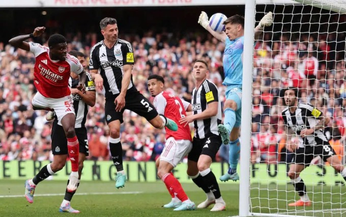 Thủ môn Nick Pope đẩy cú đánh đầu cận thành của Thomas Partey trong trận Newcastle gặp Arsenal trên sân Emirates, thành phố London, Vương quốc Anh, vòng 37 Ngoại hạng Anh ngày 18/5/2025. Ảnh: Reuters Thủ môn Nick Pope đẩy cú đánh đầu cận thành của Thomas Partey trong trận Newcastle gặp Arsenal trên sân Emirates, thành phố London, Vương quốc Anh, vòng 37 Ngoại hạng Anh ngày 18/5/2025. Ảnh: Reuters