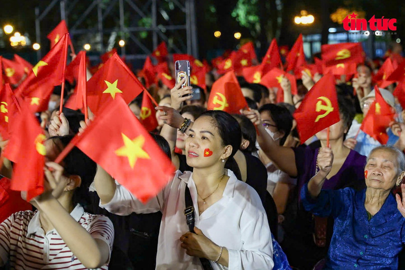 Thousands of spectators braved the rain to watch the special art program Hàng nghìn khán giả đội mưa đón xem chương trình nghệ thuật đặc biệt “Người là Hồ Chí Minh”.