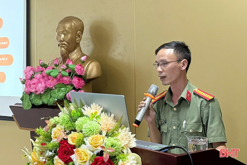 Cán bộ Phòng an ninh mạng và phòng chống tội phạm sử dụng công nghệ cao Công an Hà Tĩnh truyền đạt thông tin tại lớp tập huấn. bqbht_br_z6837247503073-50992f21281ccb7aaa73b521d8c5dd2c.jpg