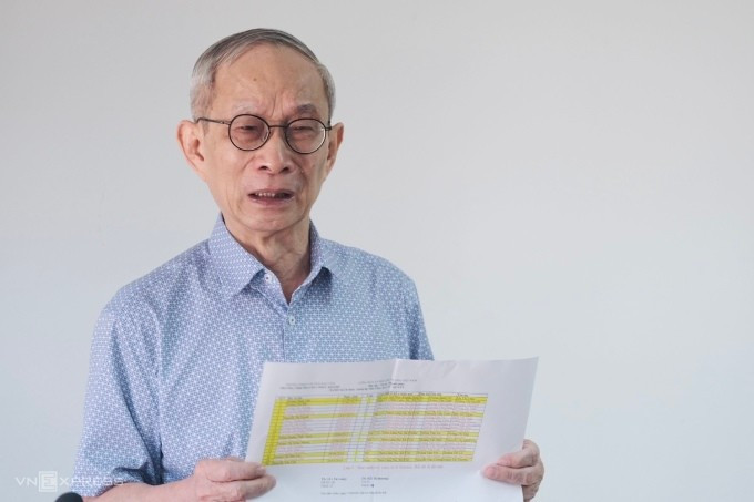 Thầy Nguyễn Xuân Khang khóc khi cầm danh sách học sinh trường Tiểu học và THCS số 1 Phúc Khánh bị mất và bị thương sau lũ, hôm 19/9. Ảnh: Ngọc Thành Thầy Nguyễn Xuân Khang khóc khi cầm danh sách học sinh trường Tiểu học và THCS số 1 Phúc Khánh bị mất và bị thương sau lũ, hôm 19/9. Ảnh: Ngọc Thành