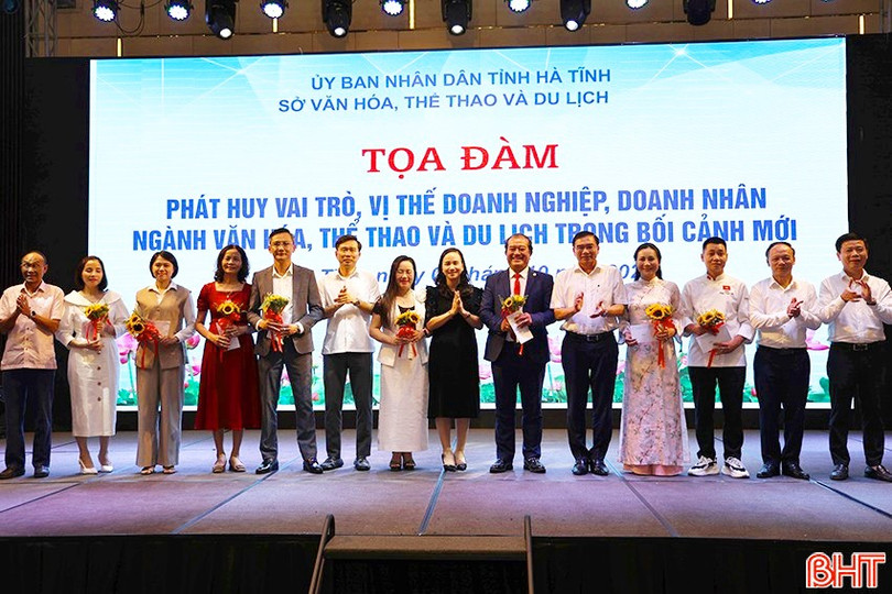 Lãnh đạo Sở VH-TT&DL Hà Tĩnh tặng hoa chúc mừng các doanh nghiệp, doanh nhân nhân Ngày Doanh nhân Việt Nam. trpk.jpg
