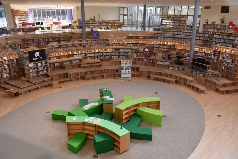 Quảng trường sách Wakuwaku của Manabiya Yumenomori với hơn 20.000 cuốn sách. Ảnh: Nguyễn Tuyến – Pv TTXVN tại Nhật Bản