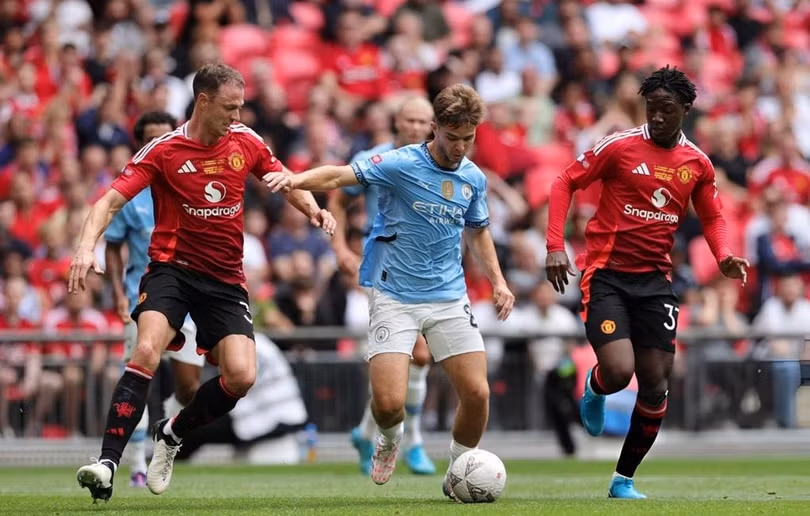 McAtee sút bóng trúng cột dọc.