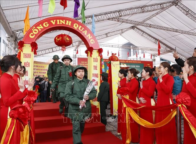 Thanh niên hăng hái lên đường nhập ngũ. Ảnh tư liệu: Văn Điệp/TTXVN