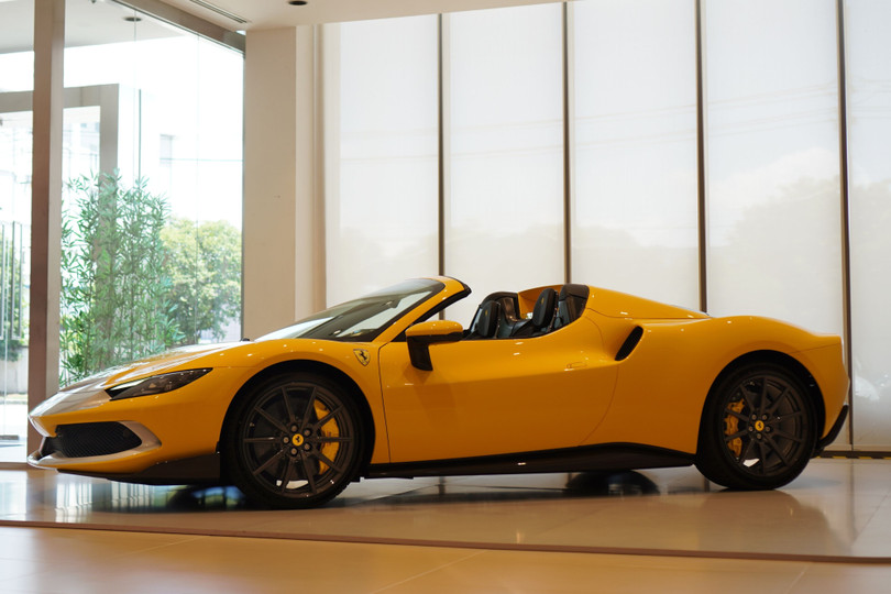 Hệ thống pin lithium-ion 7,45 kWh đặt thấp phía sau ghế, có khả năng hoạt động độc lập với quãng đường di chuyển tối đa 25 km, tốc độ cao nhất 135 km/h.