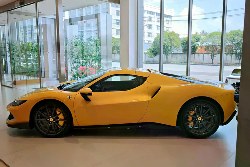 Chiếc xe xuất hiện với màu sơn vàng Giallo Modena, kết hợp với dải sơn bạc Argento Nurburgring lấy cảm hứng từ những chiếc xe đua lẫy lừng của Ferrari.