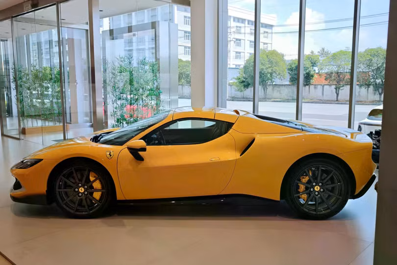 Chiếc xe xuất hiện với màu sơn vàng Giallo Modena, kết hợp với dải sơn bạc Argento Nurburgring lấy cảm hứng từ những chiếc xe đua lẫy lừng của Ferrari.