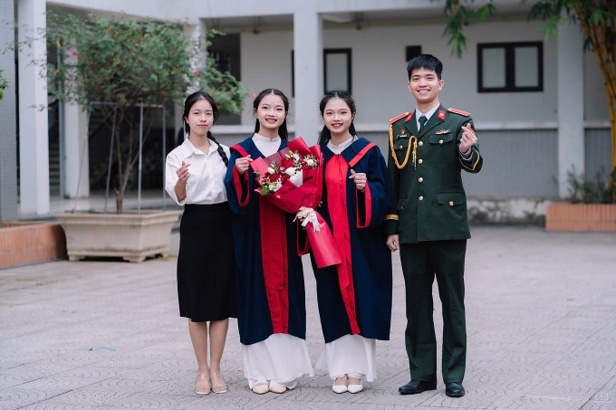 Hương và Hường (giữa) cùng anh trai và chị gái. Ảnh: Nhân vật cung cấp Hương và Hường (giữa) cùng anh trai và chị gái. Ảnh: Nhân vật cung cấp