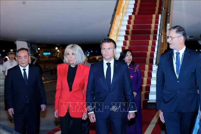 Tổng thống Pháp Emmanuel Macron và Phu nhân đến Hà Nội, bắt đầu chuyến thăm cấp Nhà nước tới Việt Nam. Ảnh: An Đăng/TTXVN Tổng thống Pháp Emmanuel Macron và Phu nhân đến Hà Nội, bắt đầu chuyến thăm cấp Nhà nước tới Việt Nam. Ảnh: An Đăng/TTXVN
