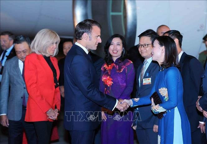 Tổng thống Pháp Emmanuel Macron và Phu nhân đến Hà Nội, bắt đầu chuyến thăm cấp Nhà nước tới Việt Nam. Ảnh: An Đăng/TTXVN Tổng thống Pháp Emmanuel Macron và Phu nhân đến Hà Nội, bắt đầu chuyến thăm cấp Nhà nước tới Việt Nam. Ảnh: An Đăng/TTXVN