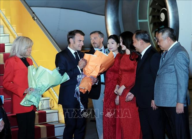 Tổng thống Pháp Emmanuel Macron và Phu nhân đến Hà Nội, bắt đầu chuyến thăm cấp Nhà nước tới Việt Nam. Ảnh: An Đăng/TTXVN Tổng thống Pháp Emmanuel Macron và Phu nhân đến Hà Nội, bắt đầu chuyến thăm cấp Nhà nước tới Việt Nam. Ảnh: An Đăng/TTXVN