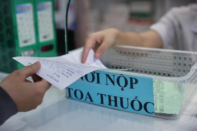 Nhân viên y tế tại nhà thuốc Bệnh viện Quân y 175 phát thuốc cho bệnh nhân. Ảnh: Quỳnh Trần Nhân viên y tế tại nhà thuốc Bệnh viện Quân y 175 phát thuốc cho bệnh nhân. Ảnh: Quỳnh Trần