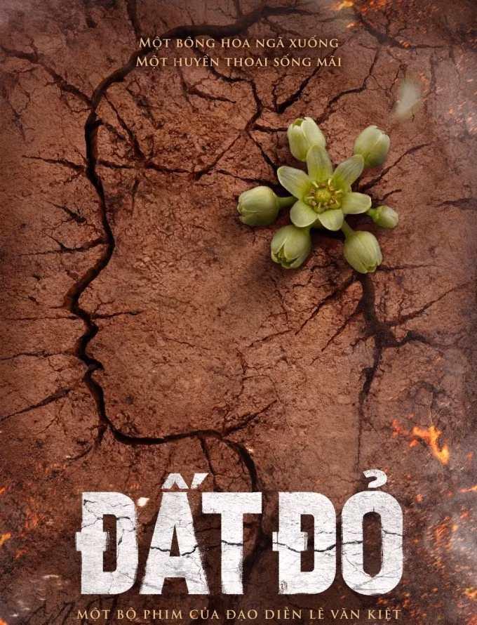 Poster "Đất đỏ" với dòng mô tả về phim: "Một bông hoa ngã xuống, một huyền thoại sống mãi". Ảnh: Đoàn phim cung cấp