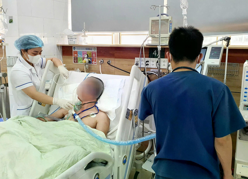 Bệnh nhân mới thoát khỏi hôn mê, vẫn phải hỗ trợ hô hấp, lọc máu do ngộ độc cồn giả chứa methanol. Ảnh: BVCC. Bệnh nhân mới thoát khỏi hôn mê, vẫn phải hỗ trợ hô hấp, lọc máu do ngộ độc cồn giả chứa methanol. Ảnh: BVCC.