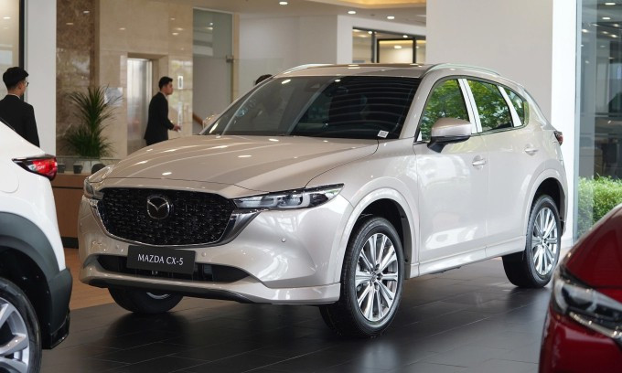 Một mẫu CX-5 VIN 2024 tại đại lý Mazda ở Bình Dương. Ảnh: Phạm Trung Một mẫu CX-5 VIN 2024 tại đại lý Mazda ở Bình Dương. Ảnh: Phạm Trung
