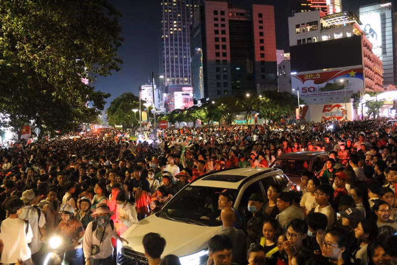 Dòng người ken đặc tại khu vực đường Tôn Đức Thắng, các phương tiện rất khó khăn mới có thể di chuyển. Hình ảnh ghi nhận lúc 23h ngày 29/4, trước thời điểm lực lượng công an cấm đường. Ảnh: Tường Vi.