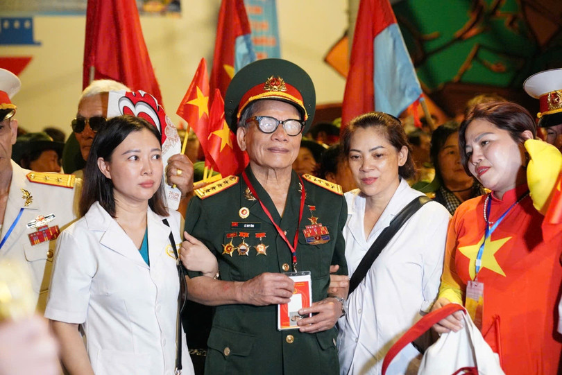 Anh hùng lực lượng vũ trang Lê Duy Ứng có mặt tại khu vực Bến Bạch Đằng, được nhiều người dân nhận ra và xin phép cùng chụp ảnh. Ảnh: Linh Huỳnh.