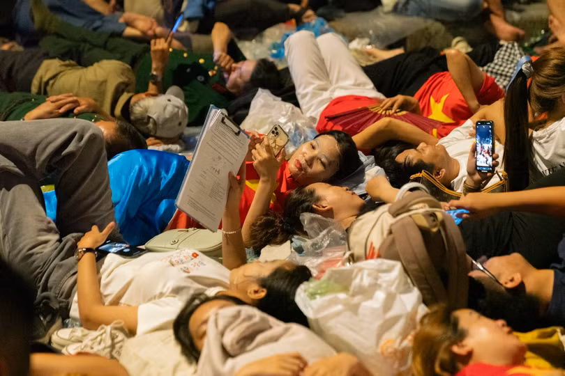 Để giết thời gian, một số người mang theo mặt nạ để dưỡng da, một số bạn trẻ ôn bài, số khác nằm lướt điện thoại hoặc chơi boardgame. Ảnh: Linh Huỳnh.