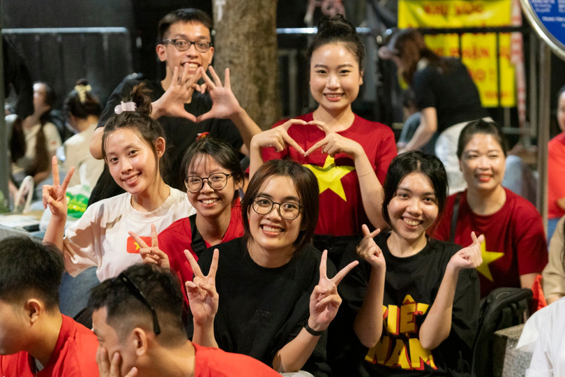 Như Mai (TP Thủ Đức) cùng nhóm bạn xuất phát từ 16h ngày 29/4. &quot;Tôi xem trên mạng xã hội mọi người khuyên rằng nên đến từ 1-3h, để trừ hao, tôi và các bạn đi ăn rồi ra phố từ 19h. Tuy nhiên, khu vực Bến Bạch Đằng đã hết chỗ, may mắn tìm được vị trí khá đẹp cạnh phố đi bộ Nguyễn Huệ để xem một số khối diễu binh đi qua. Cả nhóm cùng chơi boardgame để giết thời gian, rất vui&quot;. Mai và nhóm bạn bày tỏ cảm xúc tự hào khi được là công dân Việt Nam, được hòa cùng bầu không khí nô nức chào mừng 50 năm Ngày giải phóng đất nước. Ảnh: Linh Huỳnh.