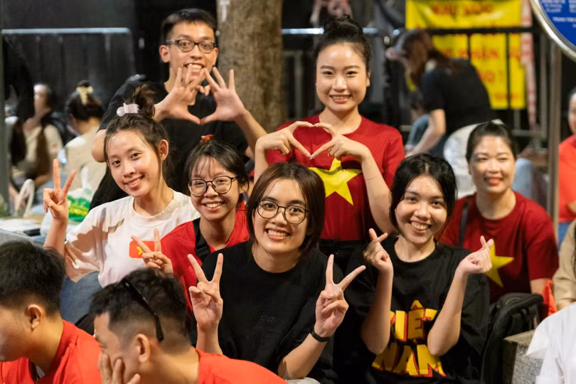 Như Mai (TP Thủ Đức) cùng nhóm bạn xuất phát từ 16h ngày 29/4. "Tôi xem trên mạng xã hội mọi người khuyên rằng nên đến từ 1-3h, để trừ hao, tôi và các bạn đi ăn rồi ra phố từ 19h. Tuy nhiên, khu vực Bến Bạch Đằng đã hết chỗ, may mắn tìm được vị trí khá đẹp cạnh phố đi bộ Nguyễn Huệ để xem một số khối diễu binh đi qua. Cả nhóm cùng chơi boardgame để giết thời gian, rất vui". Mai và nhóm bạn bày tỏ cảm xúc tự hào khi được là công dân Việt Nam, được hòa cùng bầu không khí nô nức chào mừng 50 năm Ngày giải phóng đất nước. Ảnh: Linh Huỳnh.