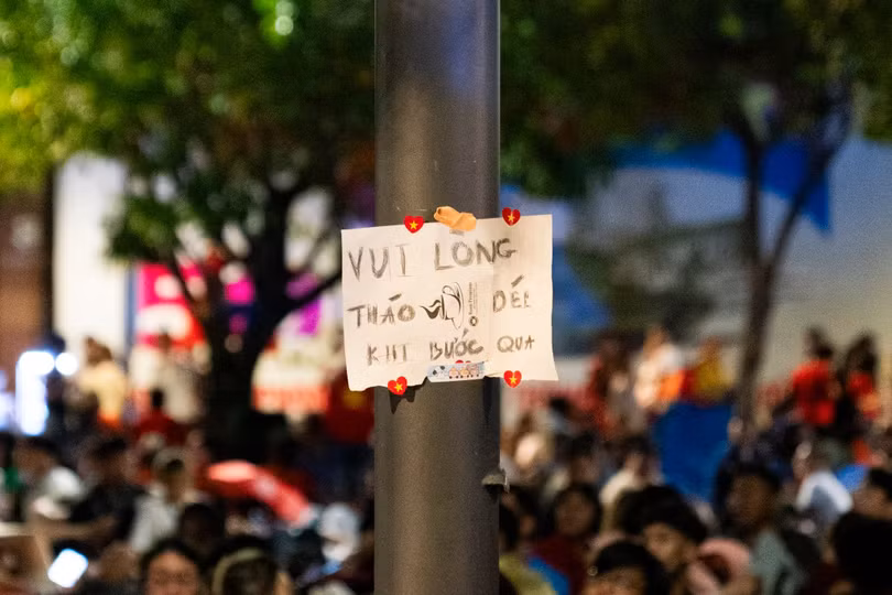 Dọc tuyến phố đi bộ Nguyễn Huệ, nhiều gia đình còn mang theo lều cắm trại để các bạn nhỏ có chỗ nghỉ lưng giữa phố. Ảnh: Linh Huỳnh.