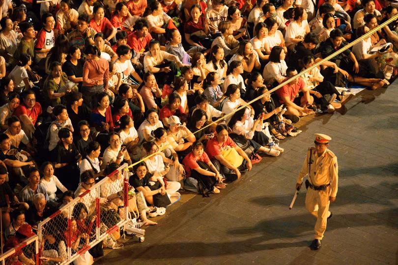 3h30 ngày 30/4, góc đường Nguyễn Huệ giao với Lê Lợi (quận 1, TP.HCM) đã trong tình trạng kẹt cứng. Dòng người từ tứ phía đổ về khu vực này mỗi lúc một đông. Ảnh: Phương Lâm.