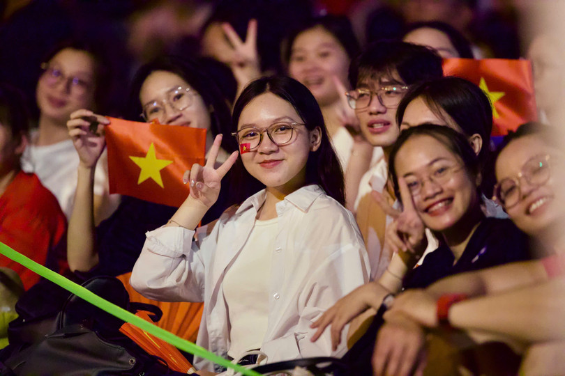 Đôi bạn Nguyễn Thị Ánh Nguyệt và Anh Thư (sinh viên ĐH Luật TP.HCM) đã đến từ 20h tối hôm trước để có được vị trí ở ngay hàng đầu. Nguyệt cho biết 2 bạn đã có kinh nghiệm chọn chỗ từ 2 lần đi xem sơ duyệt và tổng duyệt. “Chúng tôi đặc biệt yêu thích Khối nữ Quân nhạc nên quyết tâm đi sớm để có vị trí đẹp, xem cũng thích hơn”, bạn Nguyệt nói. Ảnh: Phương Lâm.