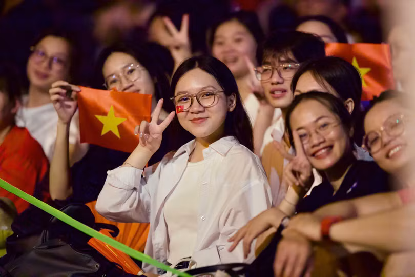 Đôi bạn Nguyễn Thị Ánh Nguyệt và Anh Thư (sinh viên ĐH Luật TP.HCM) đã đến từ 20h tối hôm trước để có được vị trí ở ngay hàng đầu. Nguyệt cho biết 2 bạn đã có kinh nghiệm chọn chỗ từ 2 lần đi xem sơ duyệt và tổng duyệt. “Chúng tôi đặc biệt yêu thích Khối nữ Quân nhạc nên quyết tâm đi sớm để có vị trí đẹp, xem cũng thích hơn”, bạn Nguyệt nói. Ảnh: Phương Lâm.