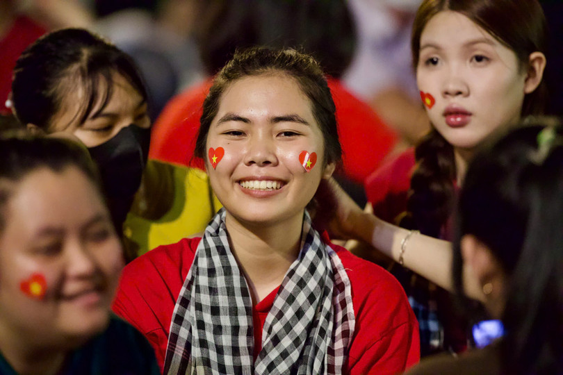 Mai Thị Nguyệt (sinh viên năm 2, ngụ TP Thủ Đức) cùng nhóm bạn 4 người chuẩn bị đầy đủ đồ ăn, thức uống và đến đường Nguyễn Huệ từ 23h ngày 29/4 để chờ xem diễu binh vào sáng 30/4. Cô cho biết khi nhóm đến nơi đây đã đông không có chỗ ngồi. Ảnh: Phương Lâm.