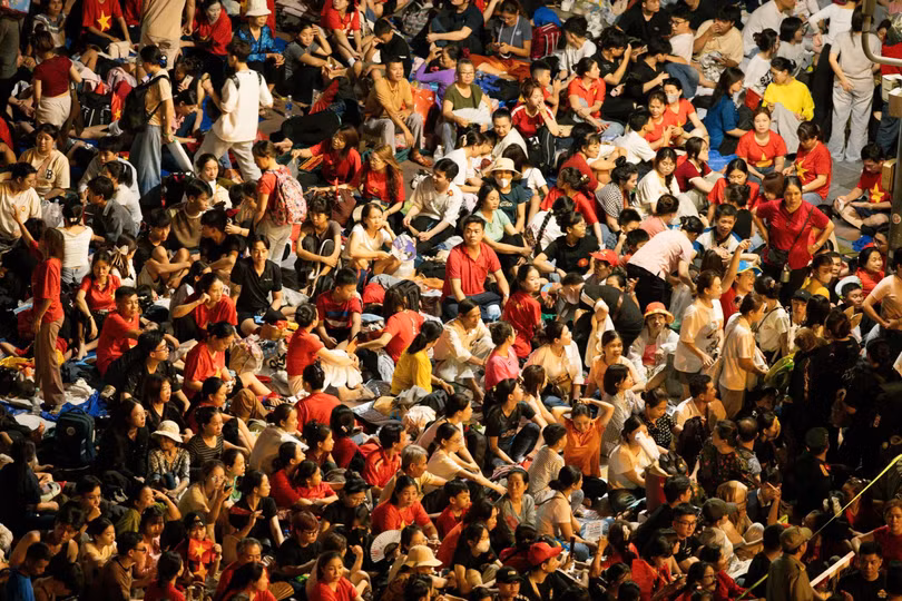 Dọc các tuyến đường nơi các khối diễu binh, diễu hành đi qua và khu vực lân cận như Lê Lợi, Nguyễn Huệ, Nam Kỳ Khởi Nghĩa, Tôn Đức Thắng, Hàm Nghi, cầu Khánh Hội,... thu hút người dân và du khách. Nhiều người cho biết họ đã đến đây từ trưa hôm trước để giành lấy vị trí có tầm nhìn đẹp nhất. Ảnh: Phương Lâm.